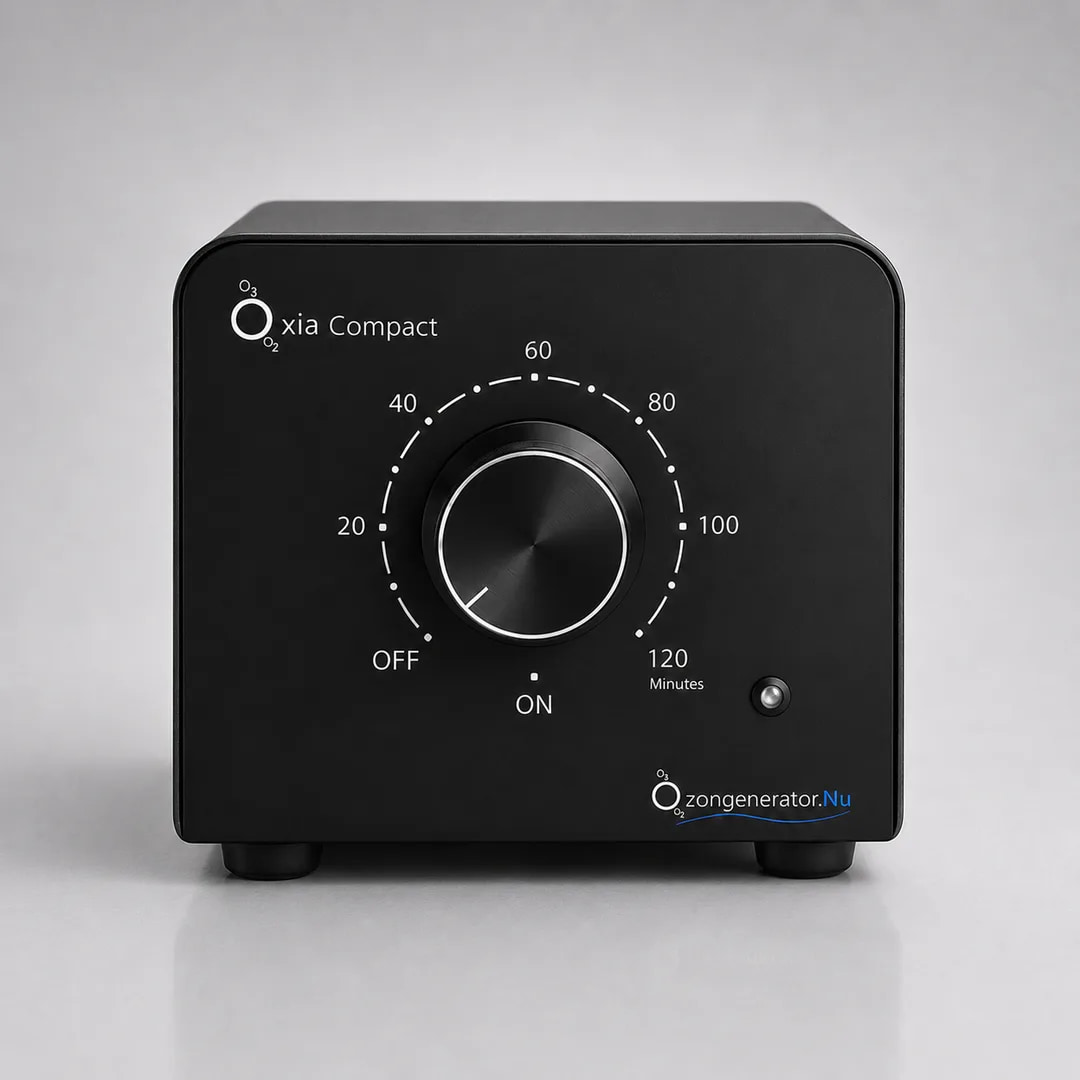 Oxia Compact ozongenerator i frontvy, kompakt svart hölje med tydlig timerratt och ventilationsspringor.
