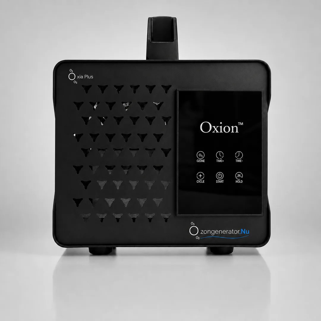 Oxia Plus ozongenerator i frontvy, svart metallhölje med Oxion pekskärm, perforerat luftgaller och bärhandtag.