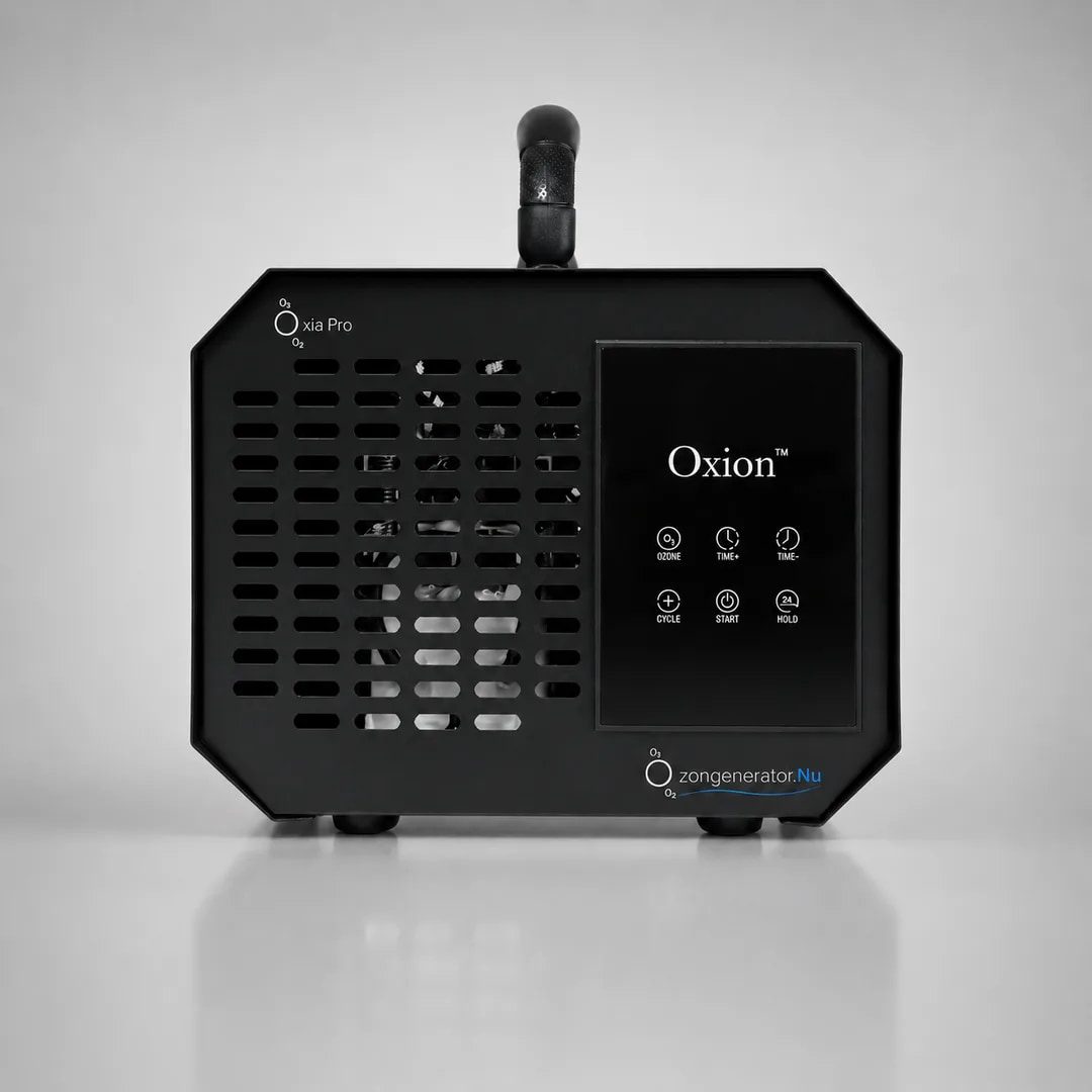 Oxia Pro professionell ozongenerator i frontvy, svart hölje med Oxion pekskärm, perforerat luftgaller och bärhandtag.